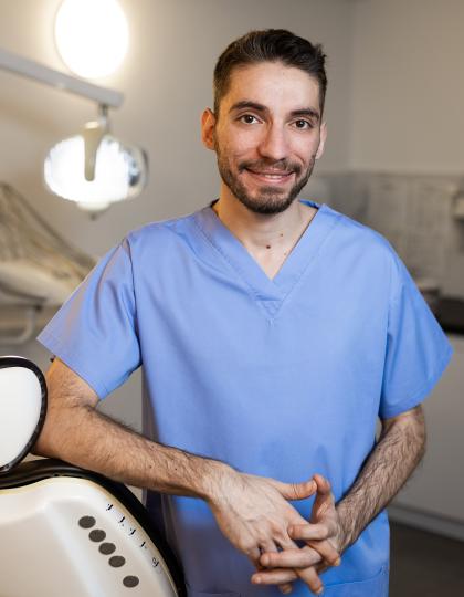 Dr. Mirzatolouei Salar - Fogorvos